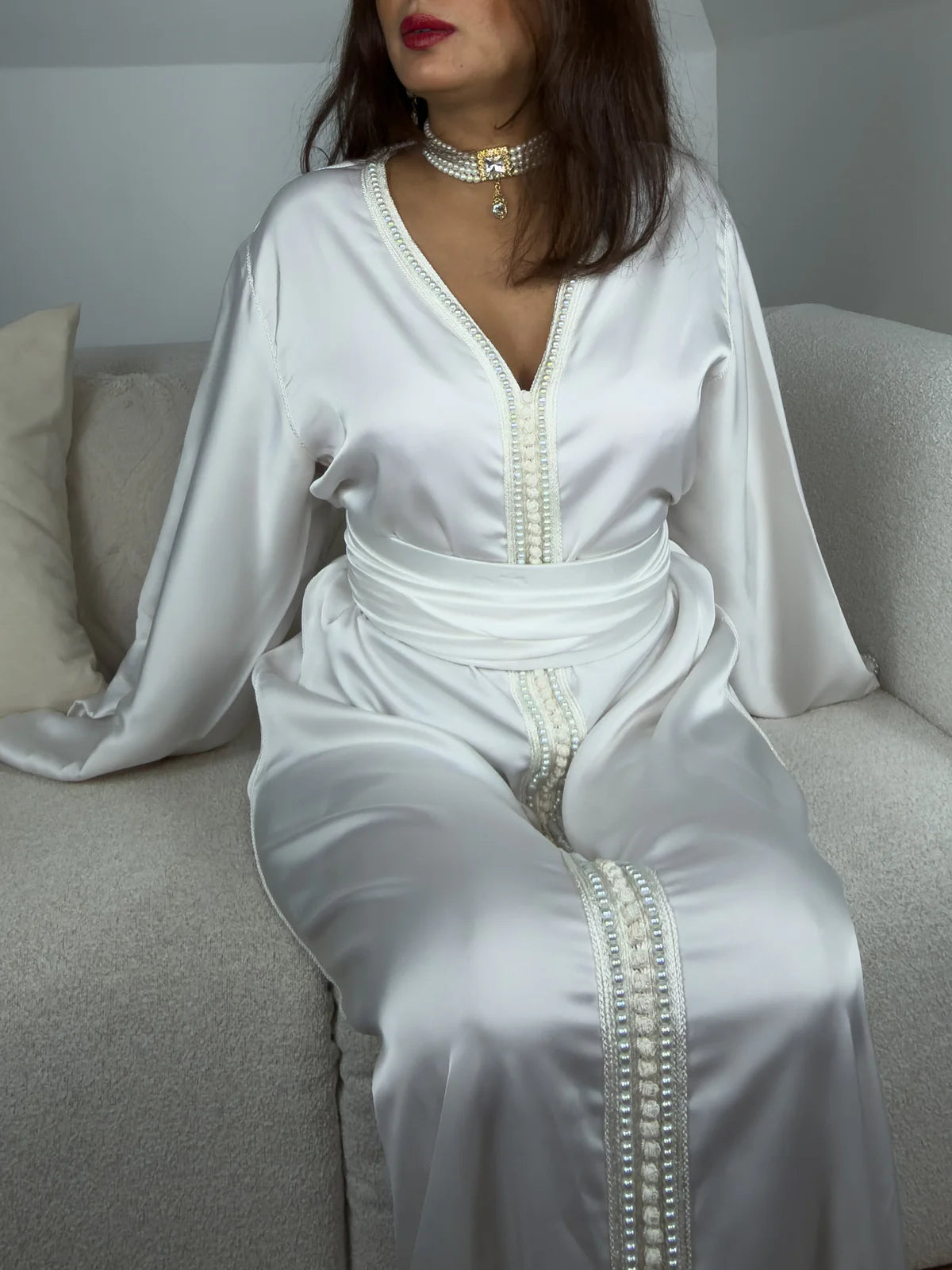 Caftan satiné blanc perlé – Élégance intemporelle