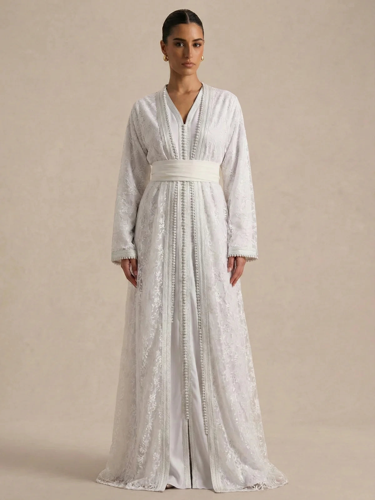 Caftan Altesse Blanche – Élégance Brodée & Soie