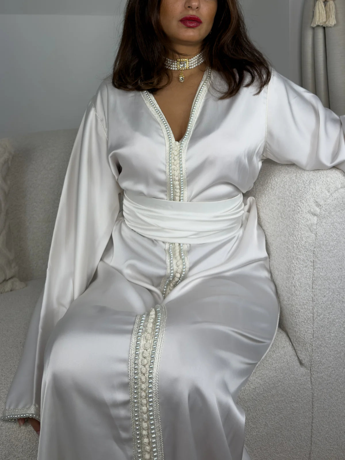 Caftan satiné blanc perlé – Élégance intemporelle
