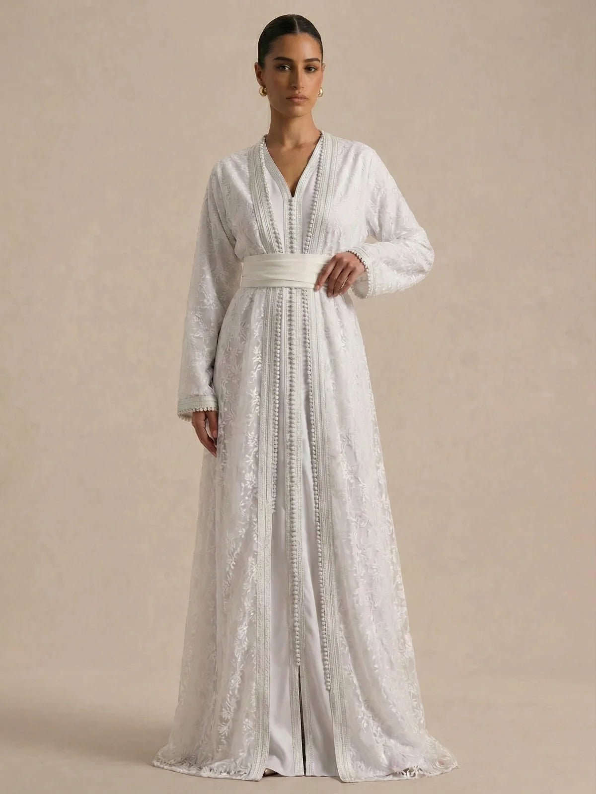 Caftan Altesse Blanche – Élégance Brodée & Soie