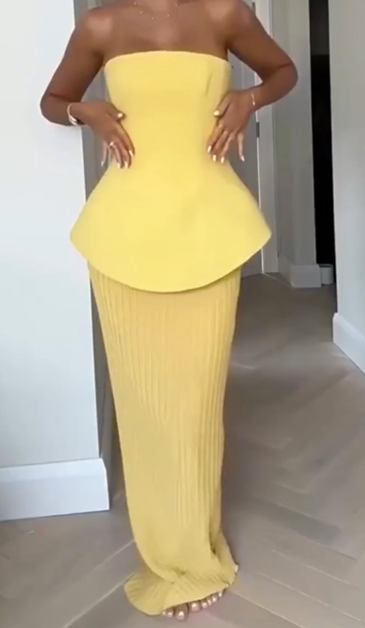🌼 Robe longue corsetée sans manches – Jaune Soleil